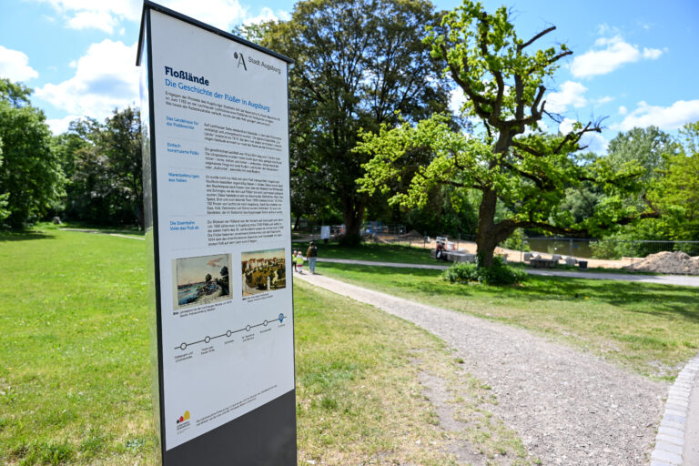 Lechhausen 
Flösserpark mit Floßlände.
Lech und Stadtstrand
Wasserspielplatz und Calesthenics-Anlage