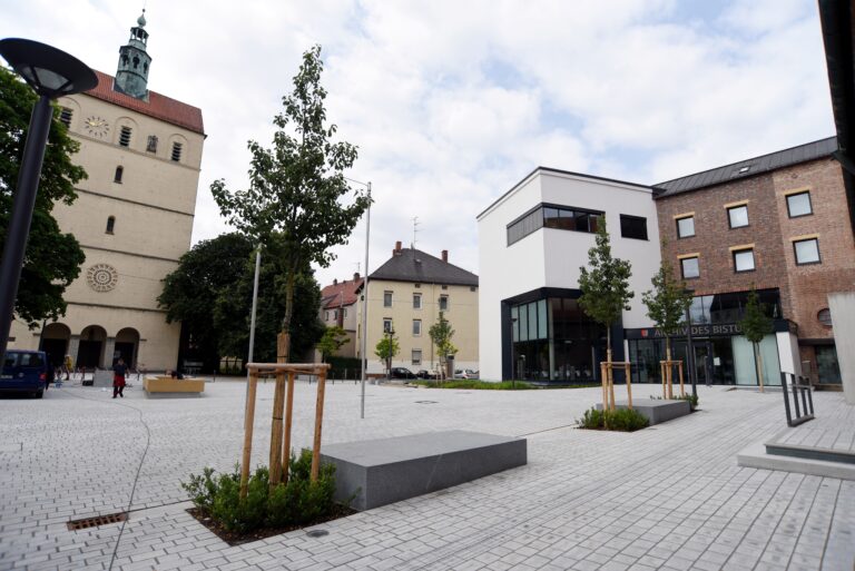 Stadtteil Oberhausen 
Neugestaltung der Plätze zwischen den Kirchen kath. St. Joseph und evang. St. Johannes mit Pfarrhausstraße.

Plus Archiv Bistum Augsburg
Bistumsarchiv

Kirche